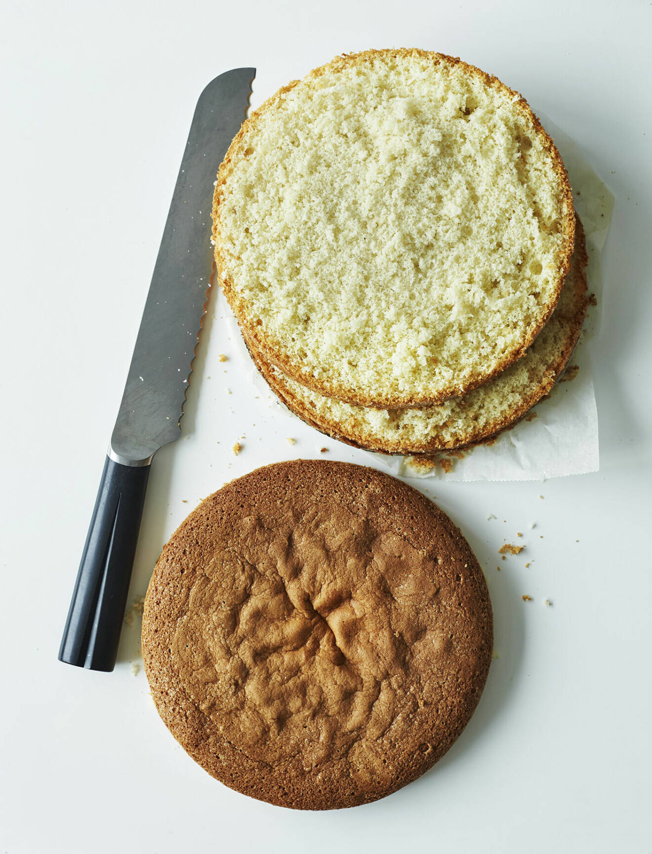 Steg 3 – skär den kallande kakan i 3 jämntjocka tårtbottnar