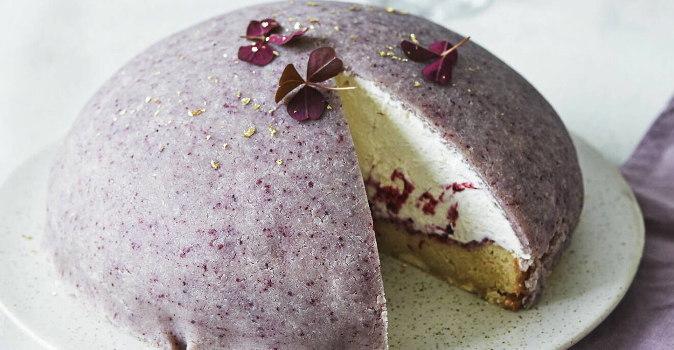 Recept på lyxigt lila prinsesstårta med björnbärsfyllning