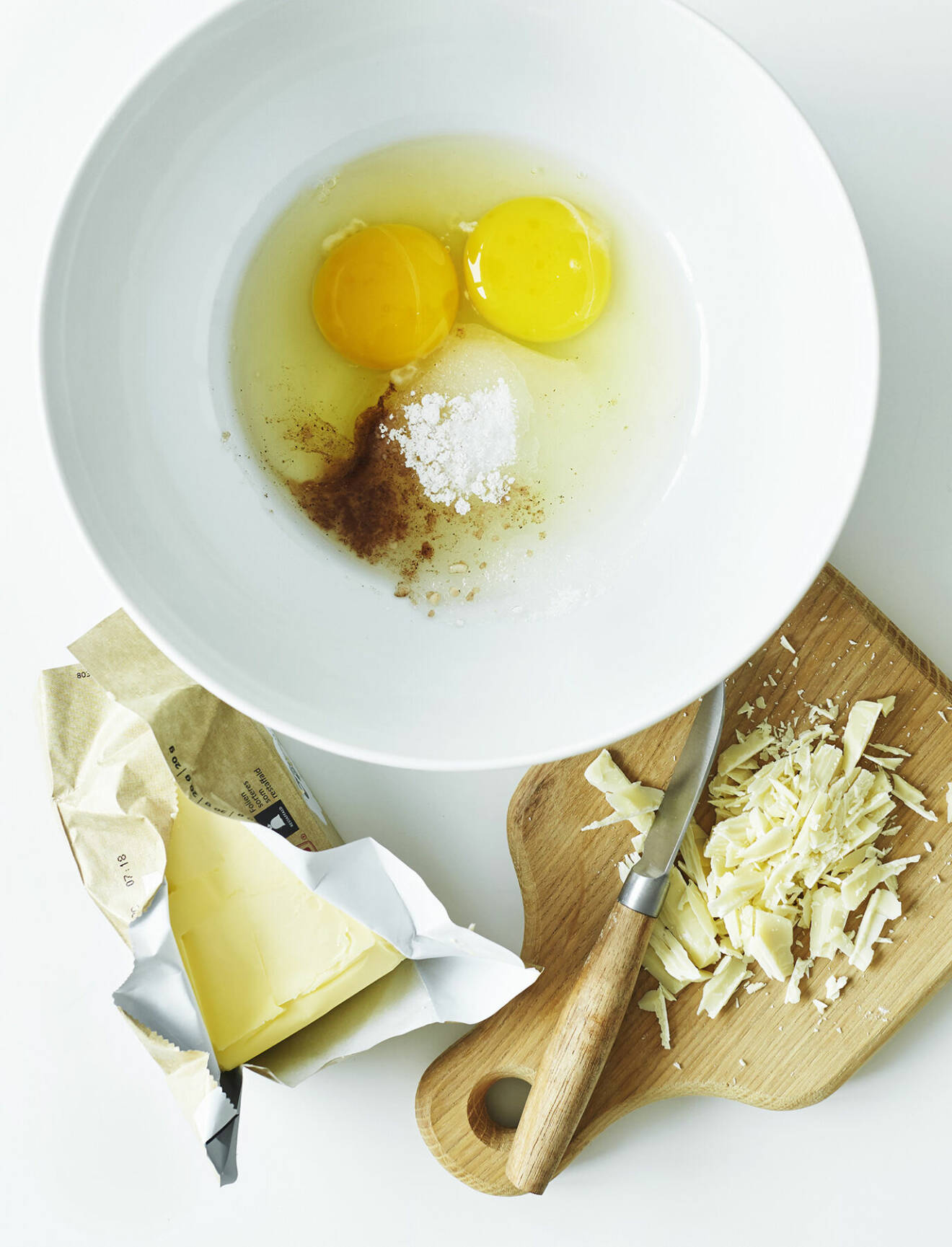 Steg 1 – vispa ägg, socker och vaniljsocker luftigt med elvisp.