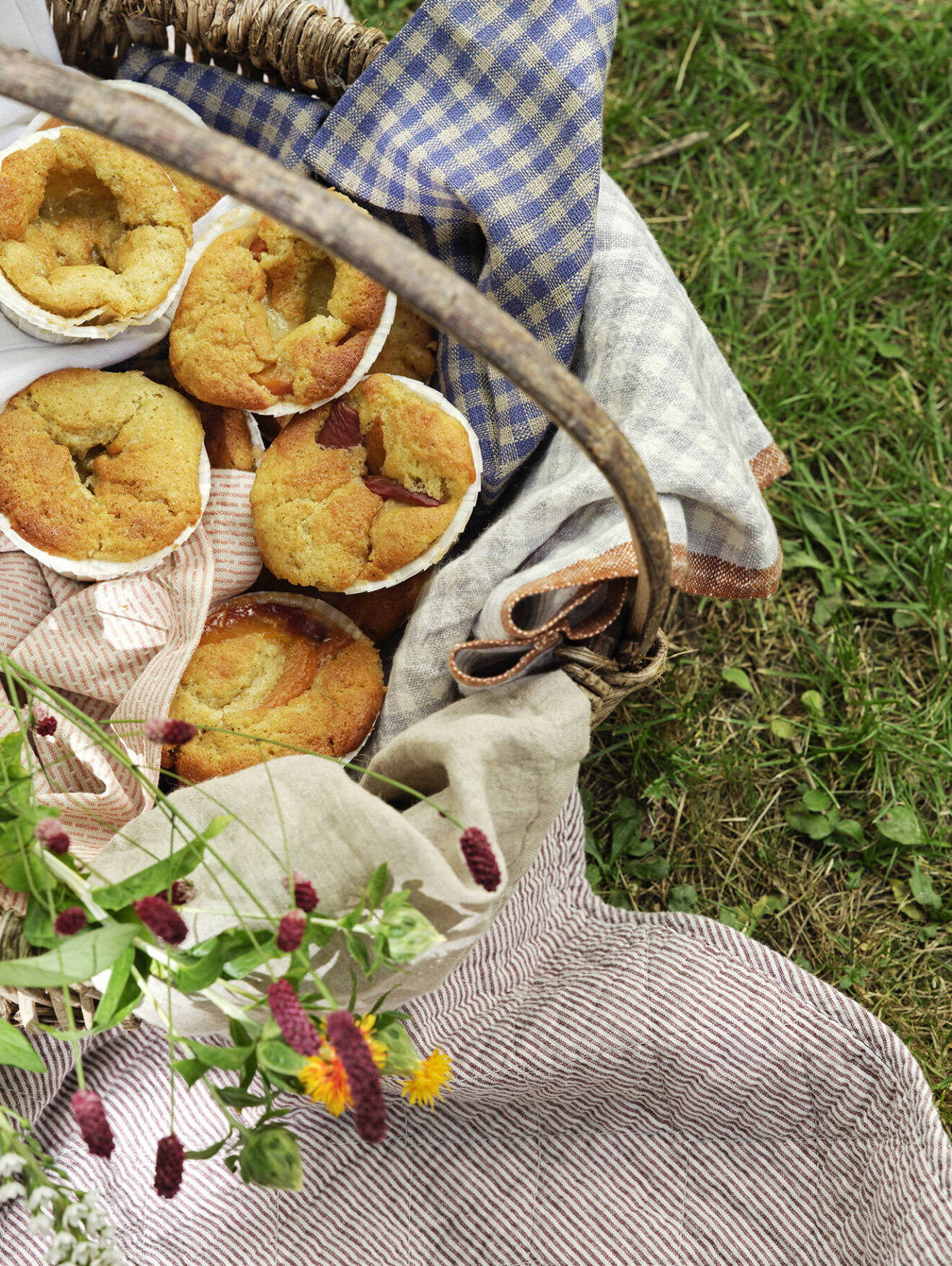 Packa ett par saftiga persikomuffins i picknick-korgen