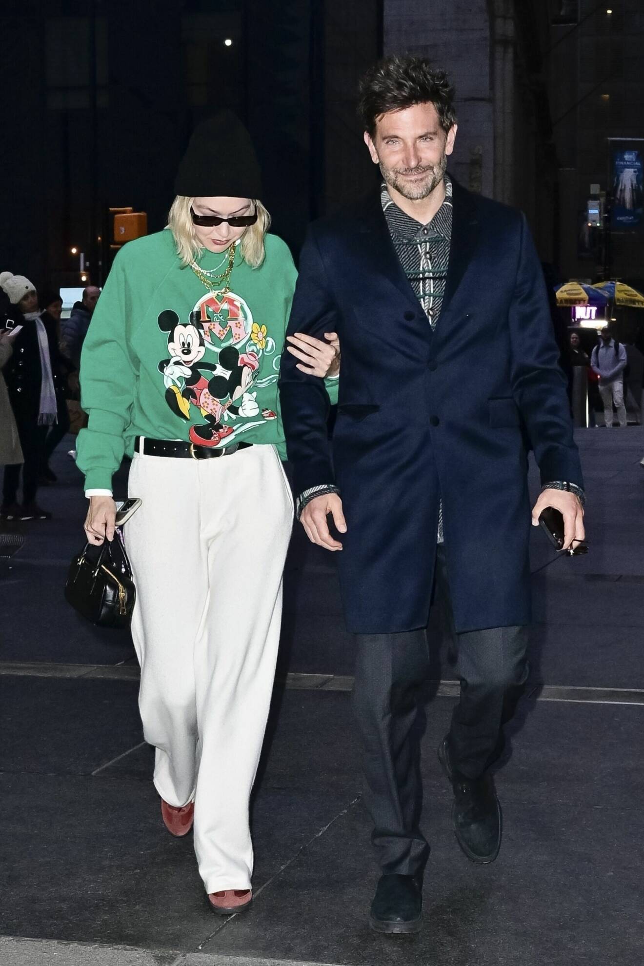 Gigi Hadid och Bradley Cooper parlooks – Musse pigg-tröja