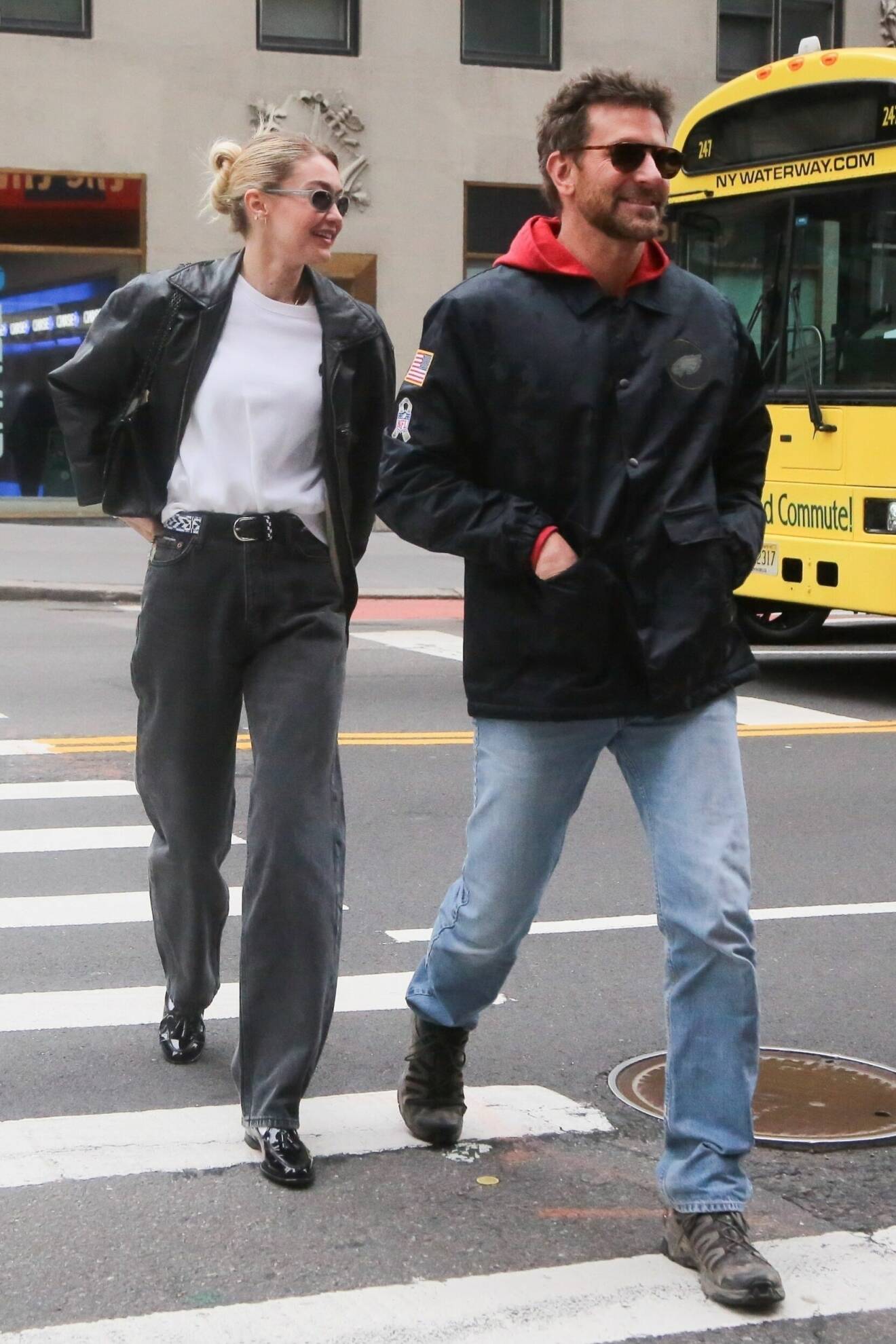 Gigi Hadid och Bradley Cooper klassisk stil – jeans och skinnjacka