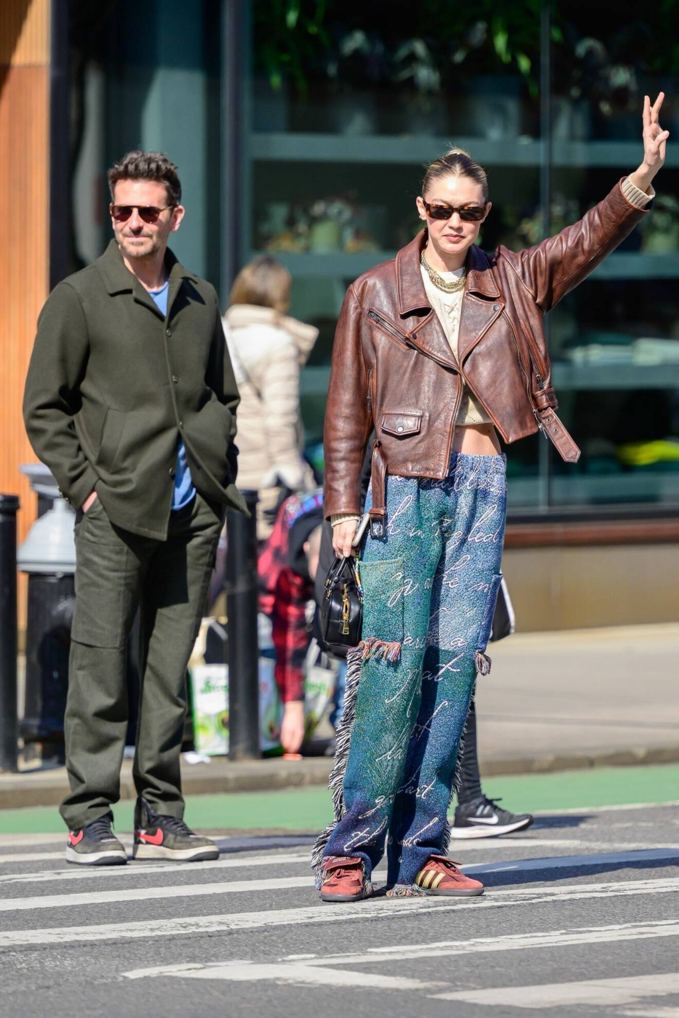 Gigi Hadid och Bradley Cooper parlooks – byxor med fransar