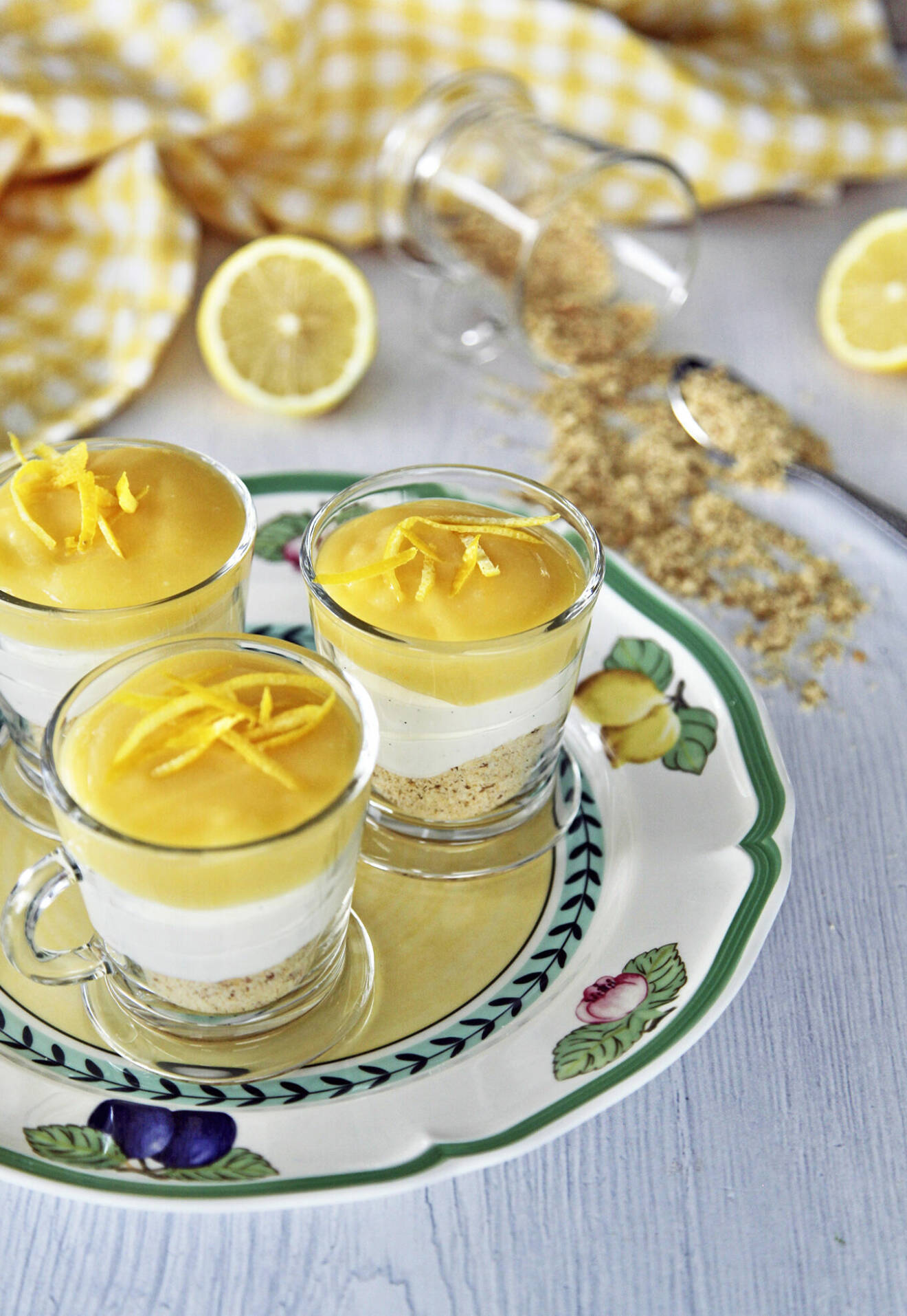 Så enkelt fixar du vaniljcheesecake i glas och lemoncurd