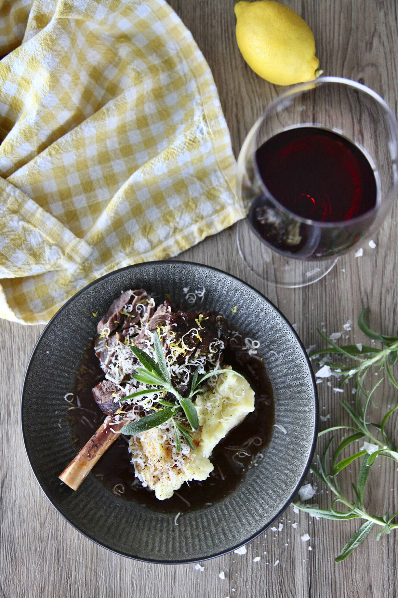 Mört lamm i rödvin med parmesanpotatis är bra mat till många