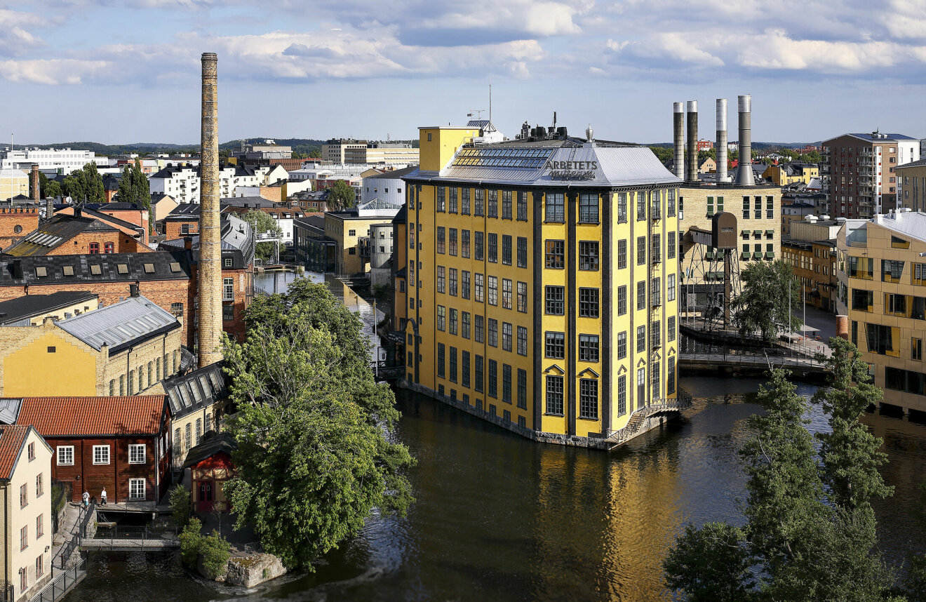 Byggnaden kallas för Strykjärnet på grund av sin form och ligger på ön Laxholmen i Motala ström. Den inhyste fram till 70-talet textilfabrik.