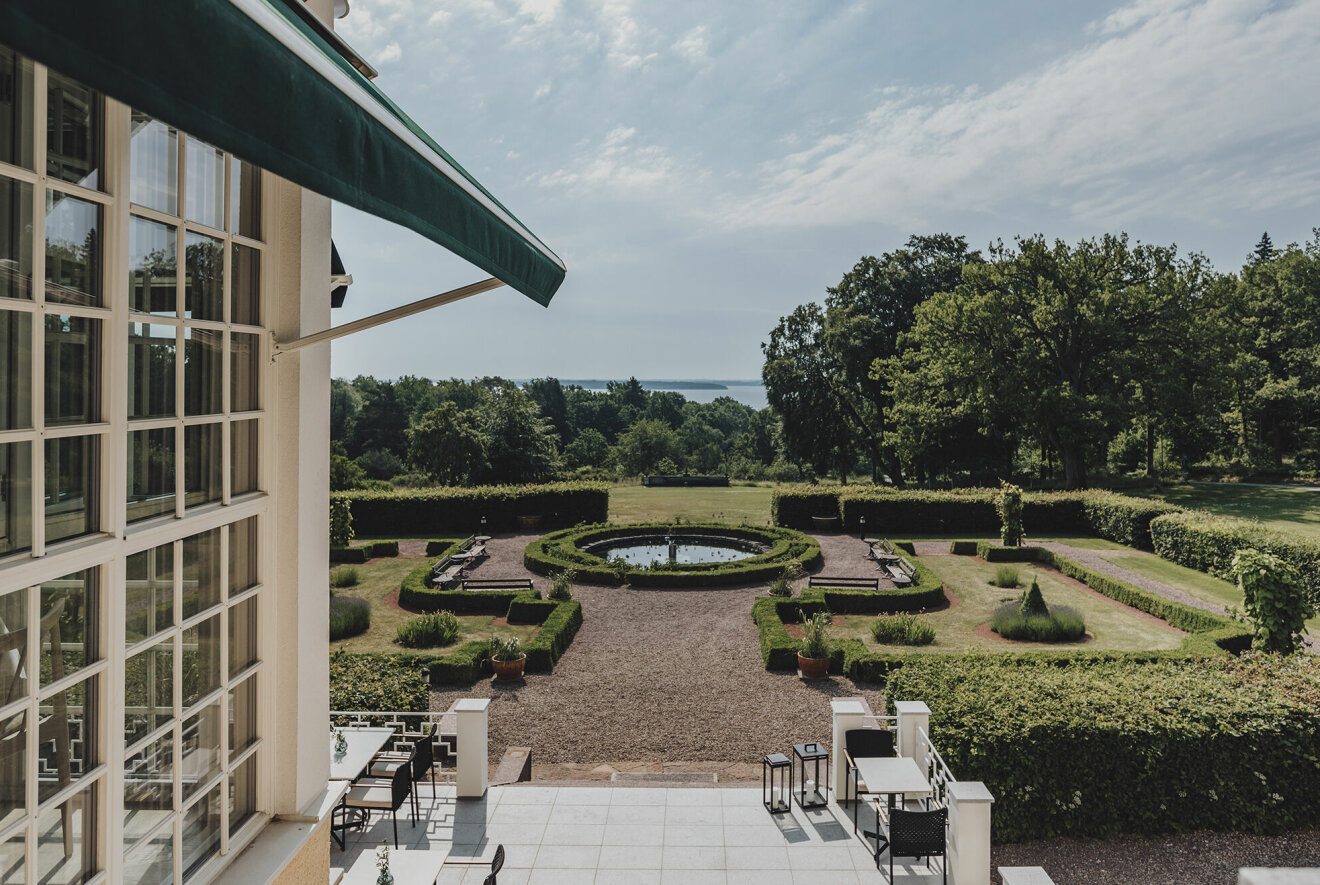 Villa Fridhem ligger pampigt med utsikt över Bråviken och bjuder på en mycket välputsad trädgård, vackra rum och en restaurang och vinkällare som håller hög klass.