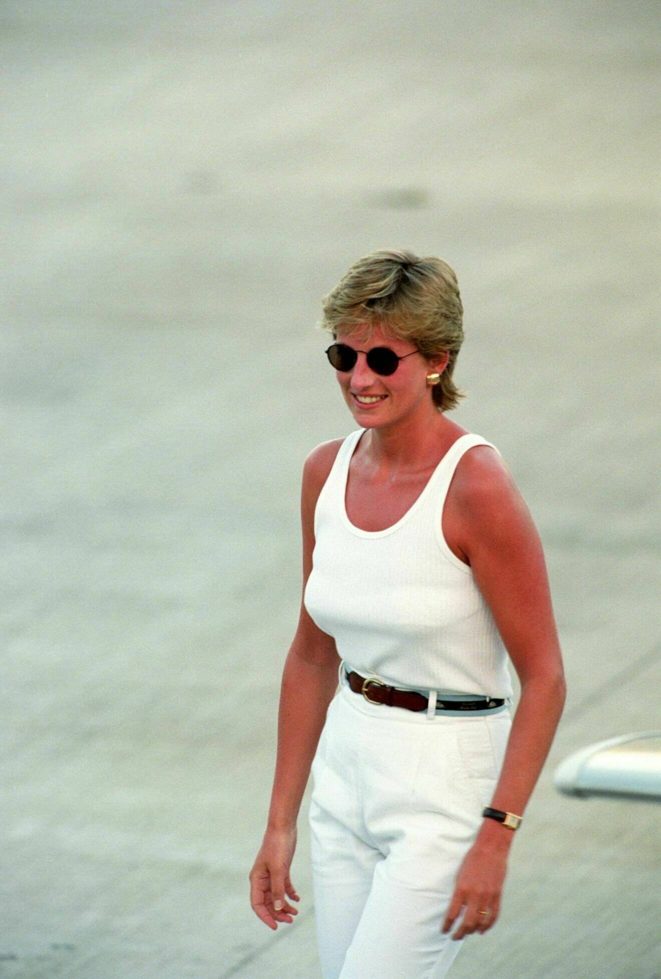Prinsessan Diana i vita jeans och vitt linne.