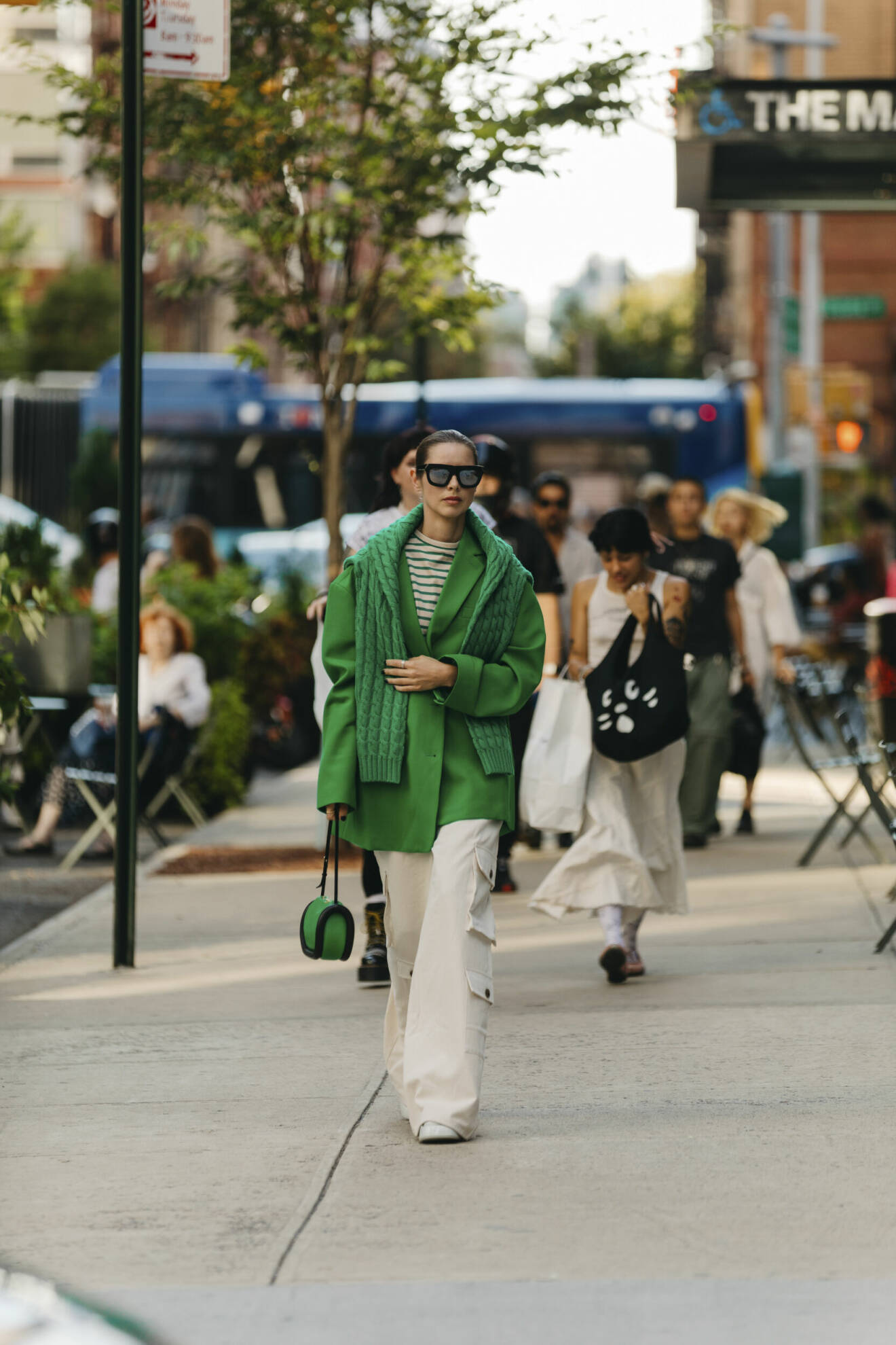 Streetstyle look med vita jeans och grön kavaj.