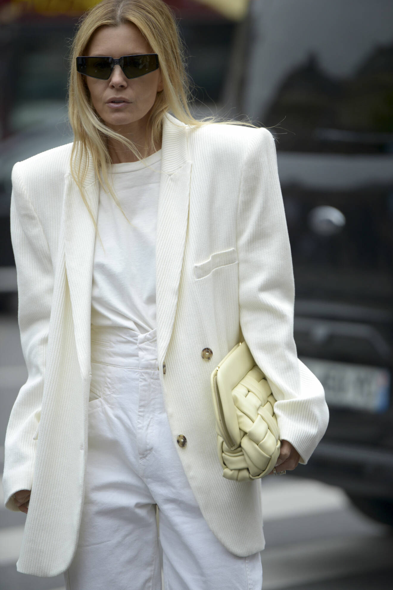 Streetstyle-look med vita jeans och vit kavaj.