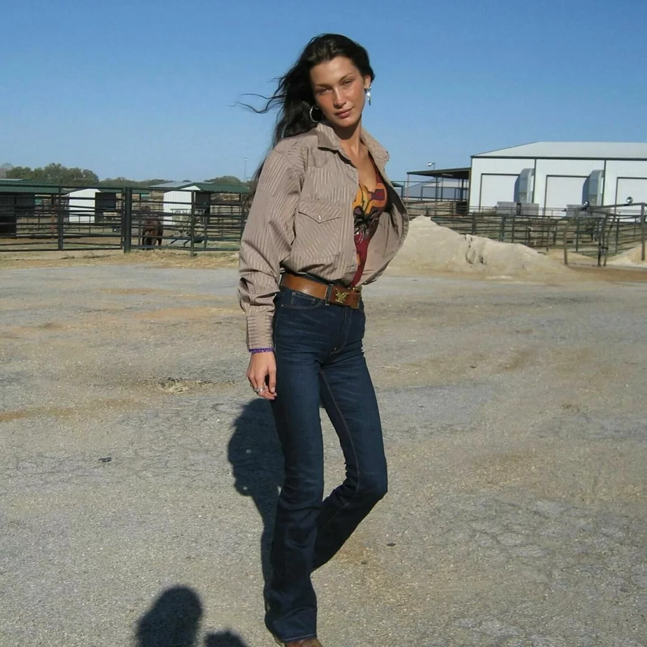 Bella Hadid ger cowboy inspiration i jeans och skjorta.
