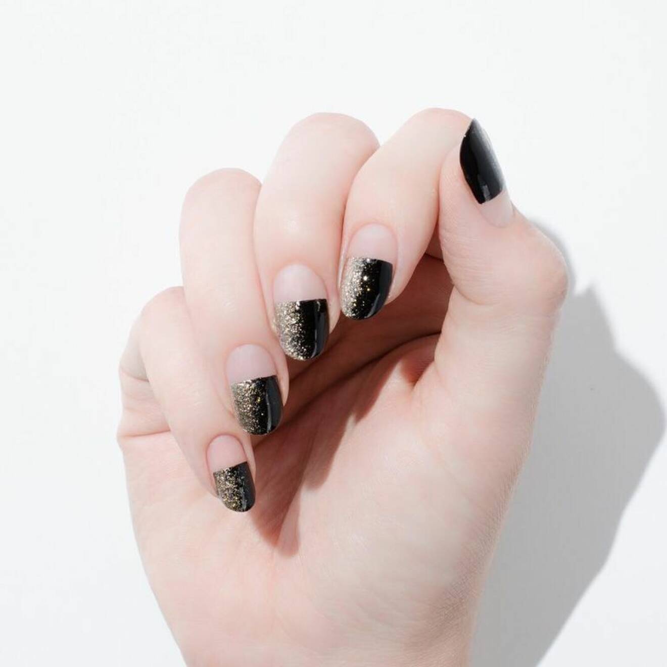 En bild på en nagellackning med svart, horisontell glitterombre.
