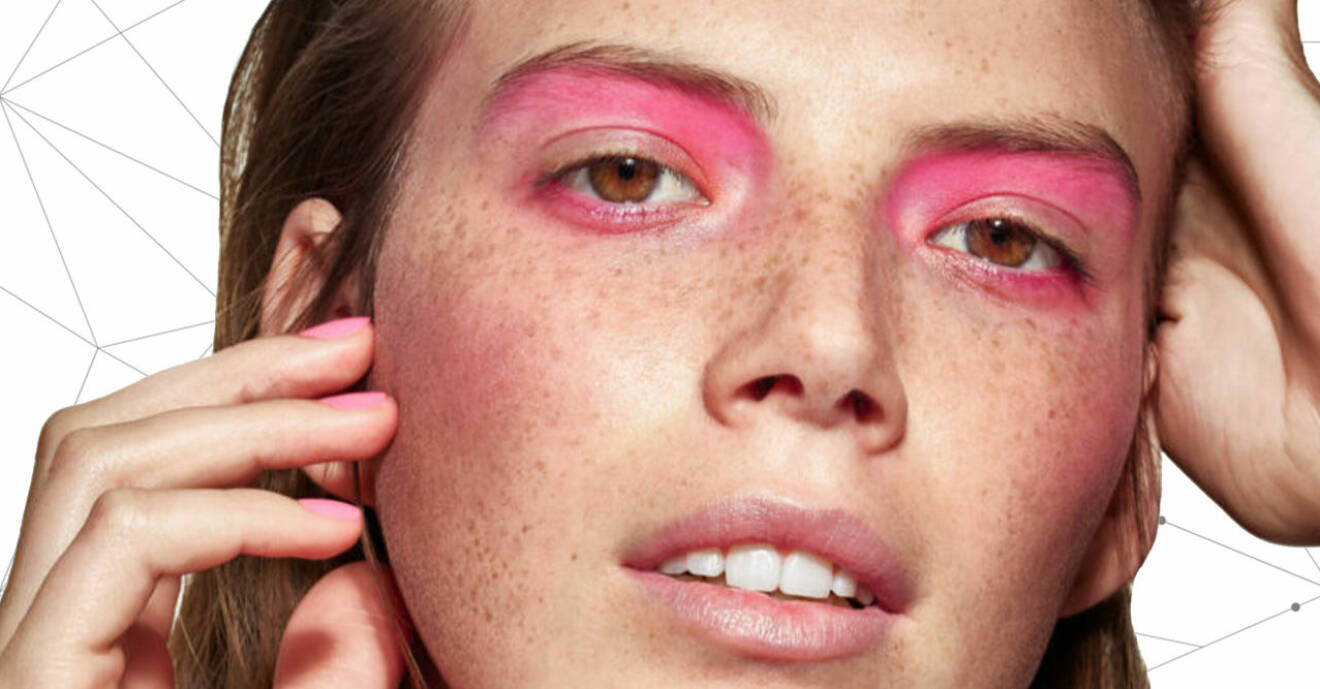 Rödhårig kvinna med rosa ögonskugga.