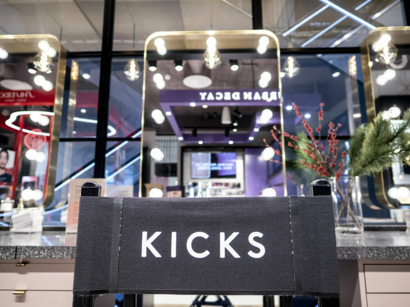 En sminkstol och spegel på Kicks nya flagship store.