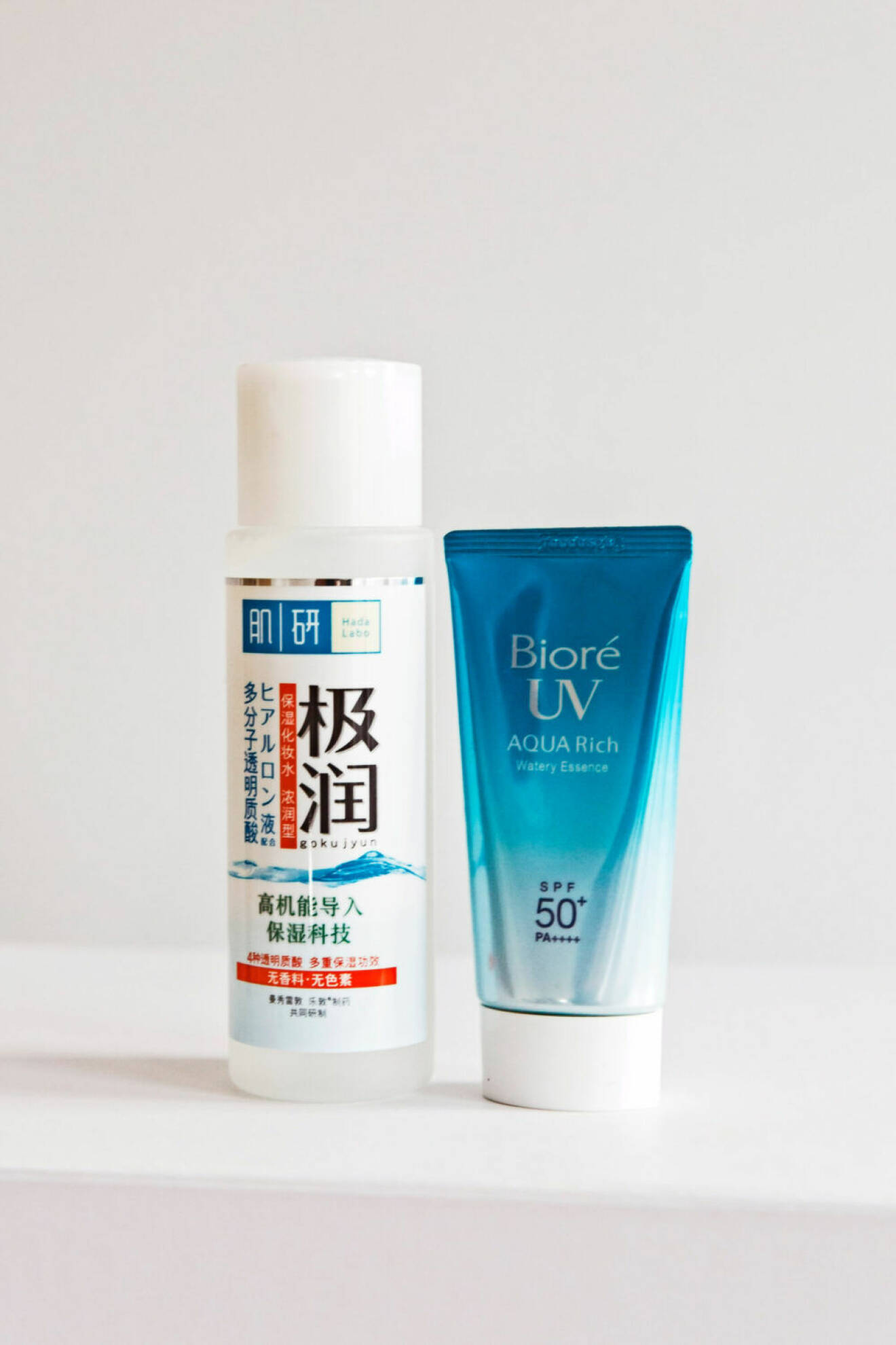 Produkterna Bioré UVaquarich och Hada Labo Hyaluronic Acid lotion