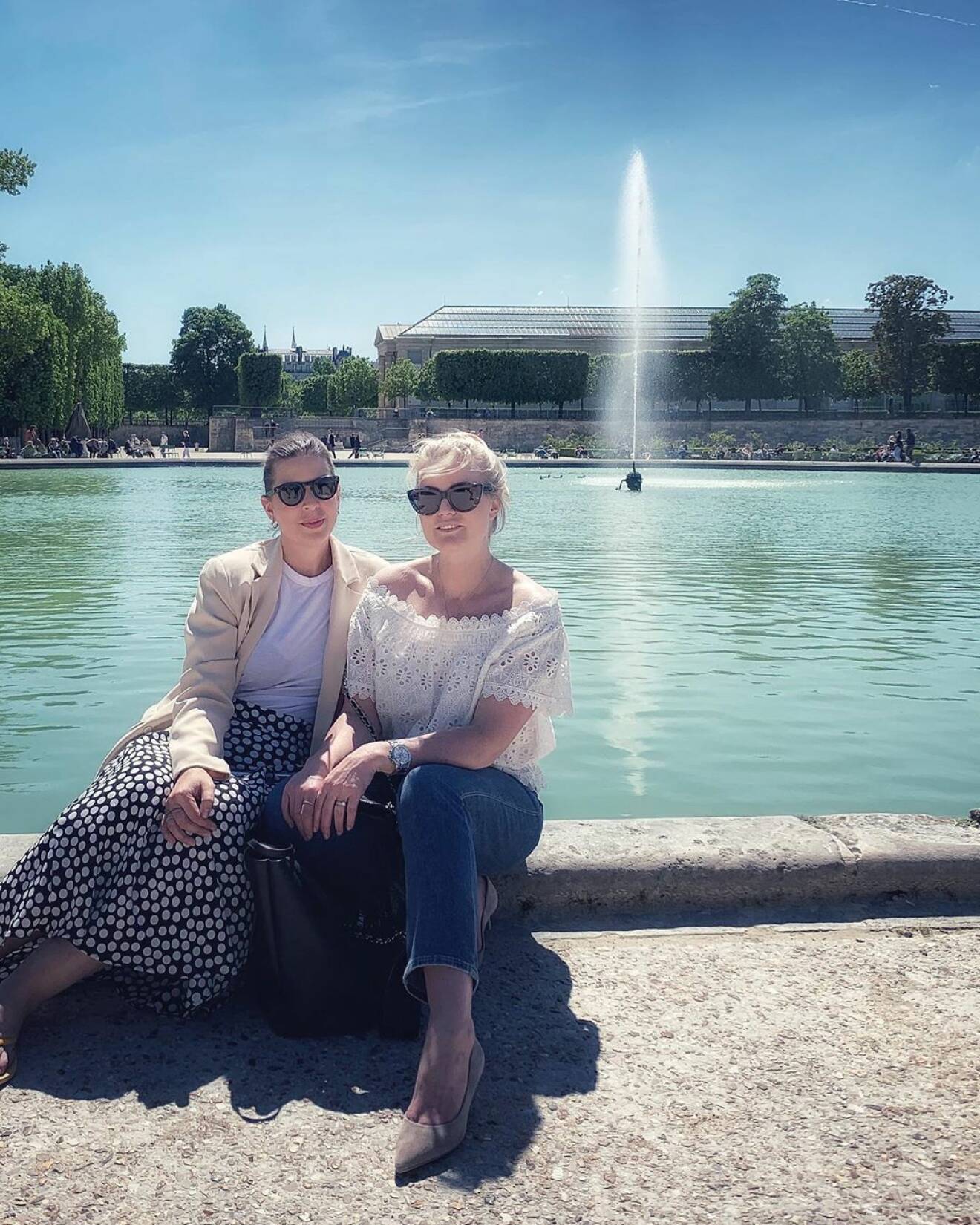 Hej från ett soligt Paris! Emma Unckel och Frida Fahrman på jobbresa med skönhetsmärket Filorga.