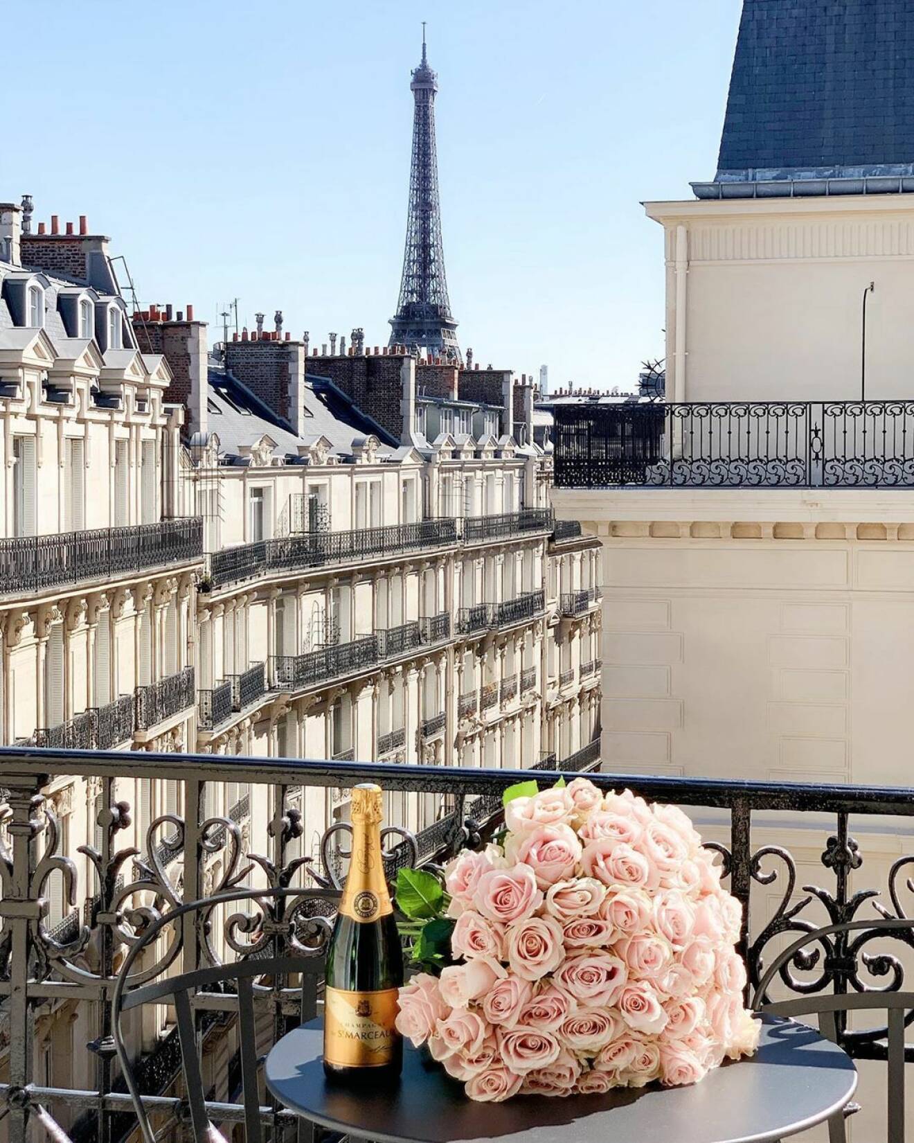 Utsikten från Hôtel Grand Powers i Paris. Ni som har lyssnat på podden fattar känslan!