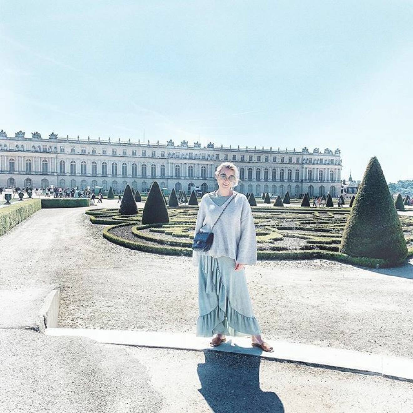 Framme vid slottet i Versailles, där veckans podd spelades in. Foto: @fridafahrman