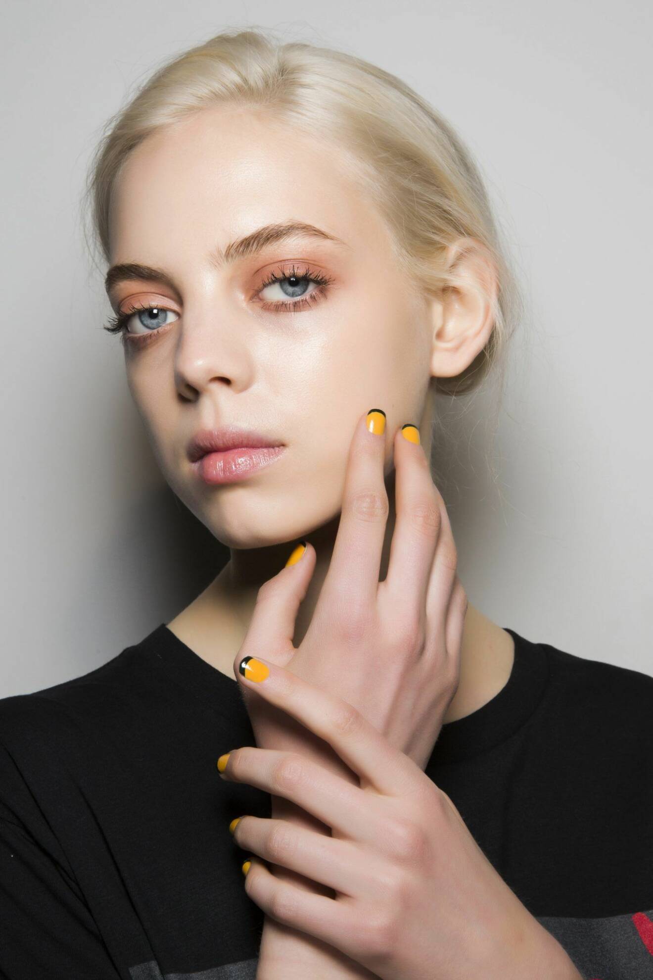Modell med gula naglar. 