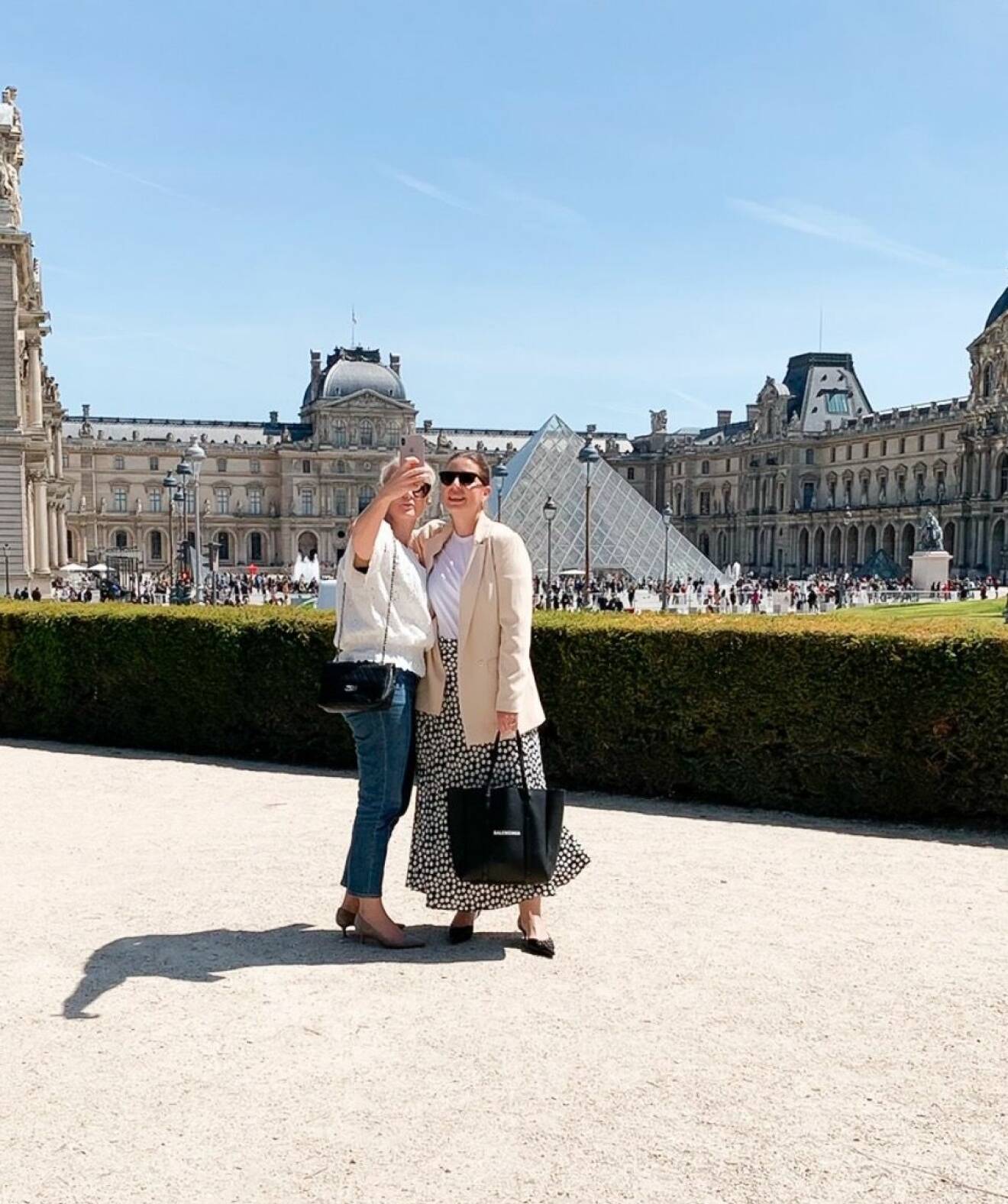 Frida och Emma i Paris.