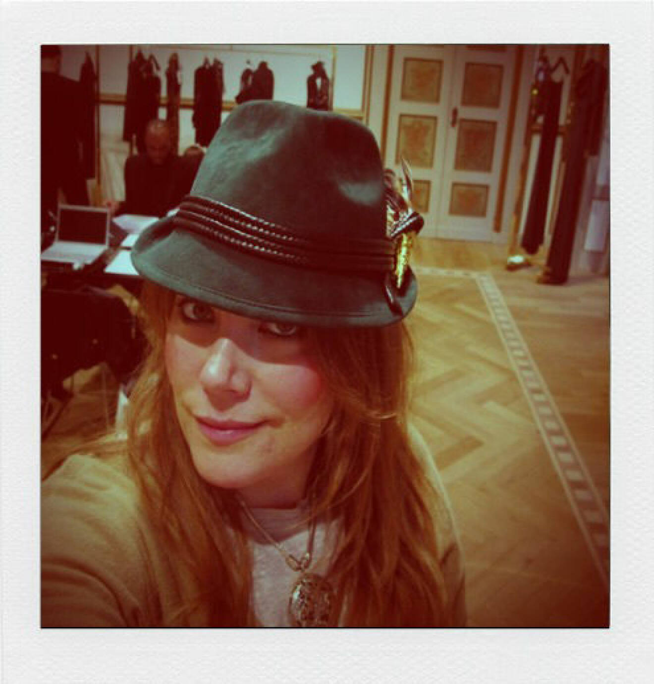 ELLEs moderedaktör Jenny Fredriksson provar en hatt designad av Peter Dundas för Emilio Pucci på plats under modeveckan i Milano i våras.
