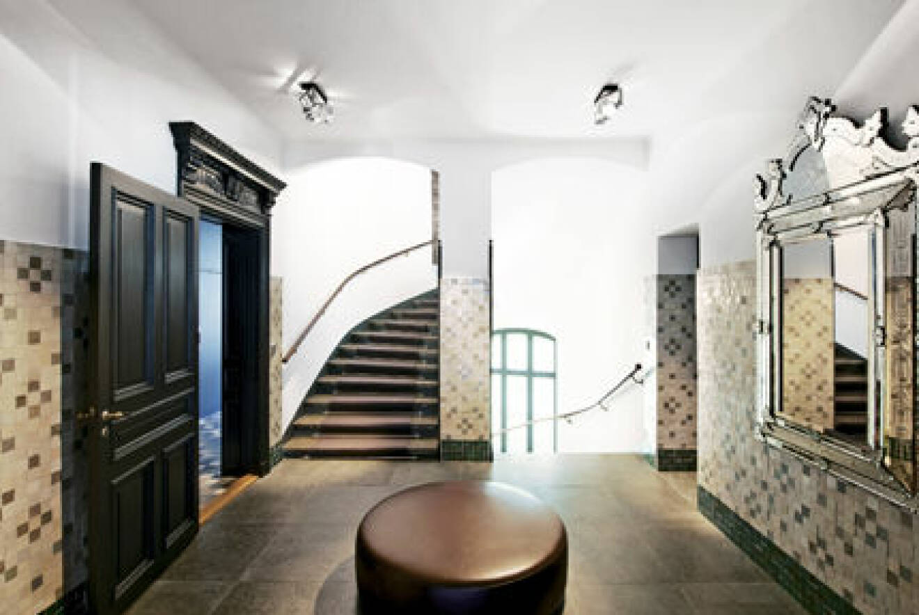 Hall med stora mörka dörrar och mosaik hemma hos Filippa Knutsson 
