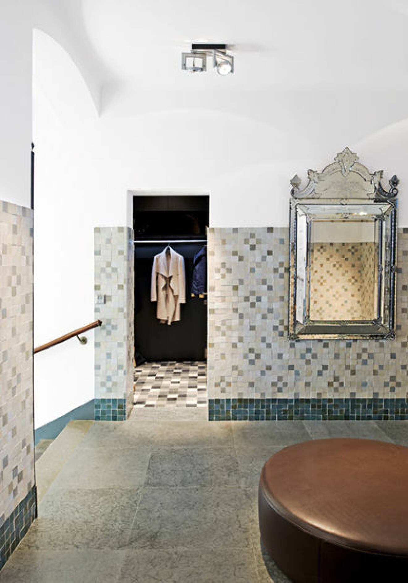 Hall med en enorm venetiansk spegel från 1890 och maroikansk inspirerad mosaik.