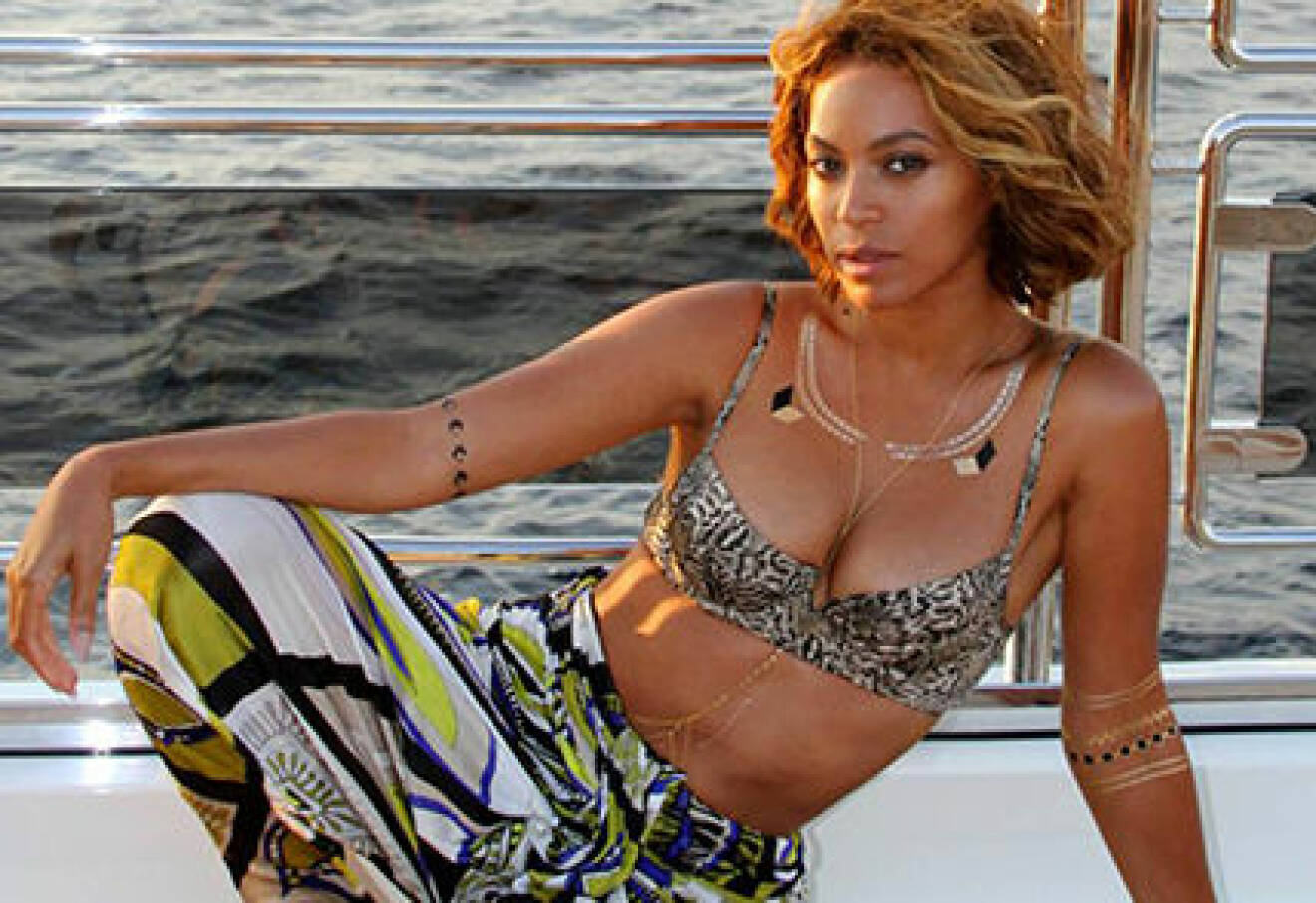 Beyonce posts a series of holiday Selfies