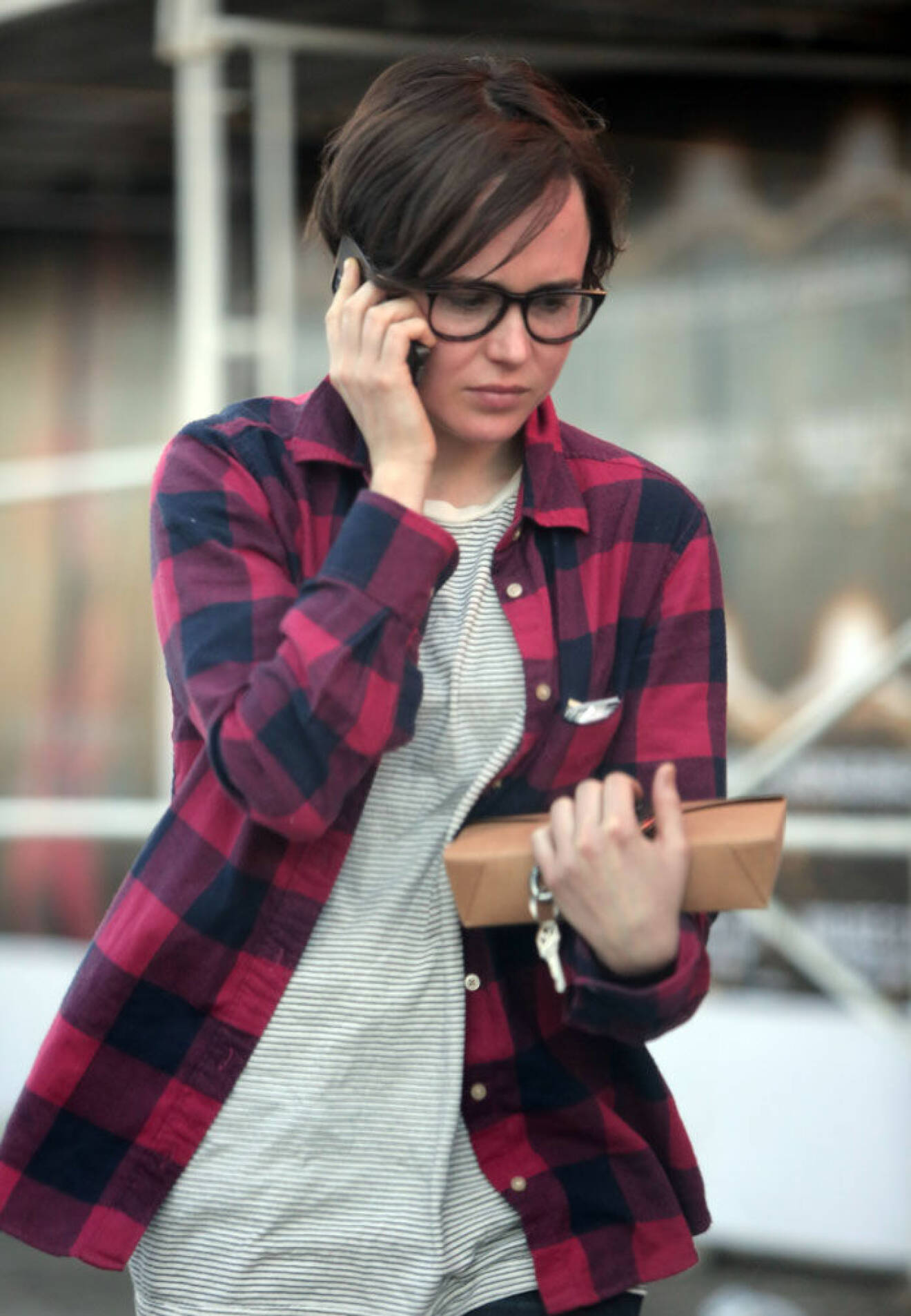 Ellen Page i hipster-look med glasögon.