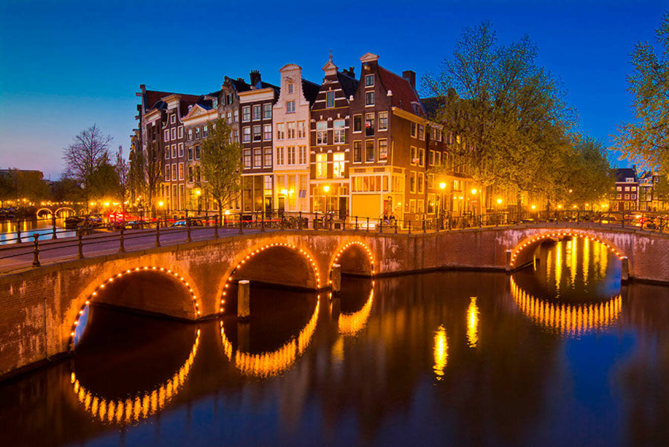Upplysta kanaler i Amsterdam.