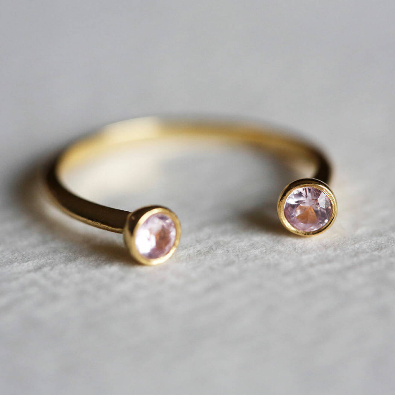 Hästskoformad ring med rosa safir, Etsy, 4 692 kr