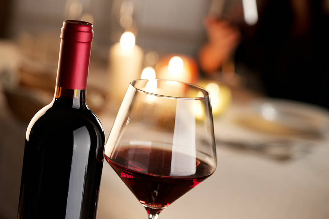 Vin bra för hälsan, bild med flaska och glas rött vin