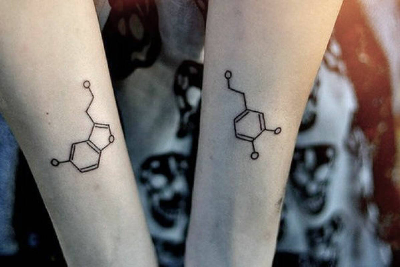Symbolen dopaminet som tatuering.