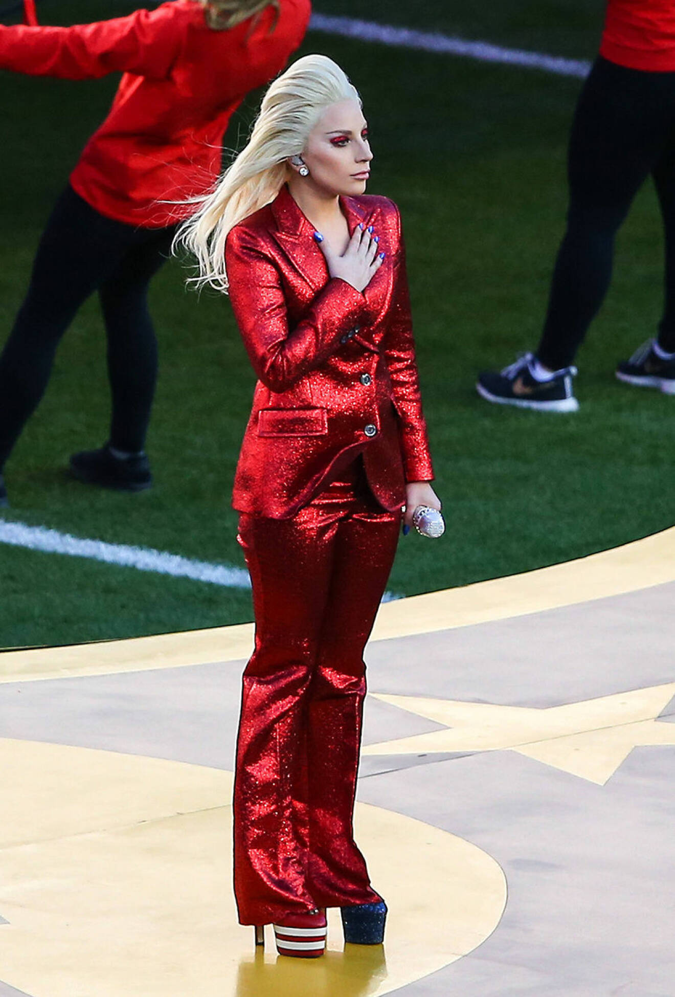 07 FEB 2016: Lady Gaga sings the National Anthem prior to Super Bowl 50 at Levi s Stadium in Santa Clara, California. (Photo by Rich Graessle/Icon Sportswire) NFL American Football Herren USA FEB 07 Super Bowl 50 - Broncos v Panthers PUBLICATIONxINxGERxSUIxAUTxHUNxRUSxSWExNORxONLY Icon02071620050