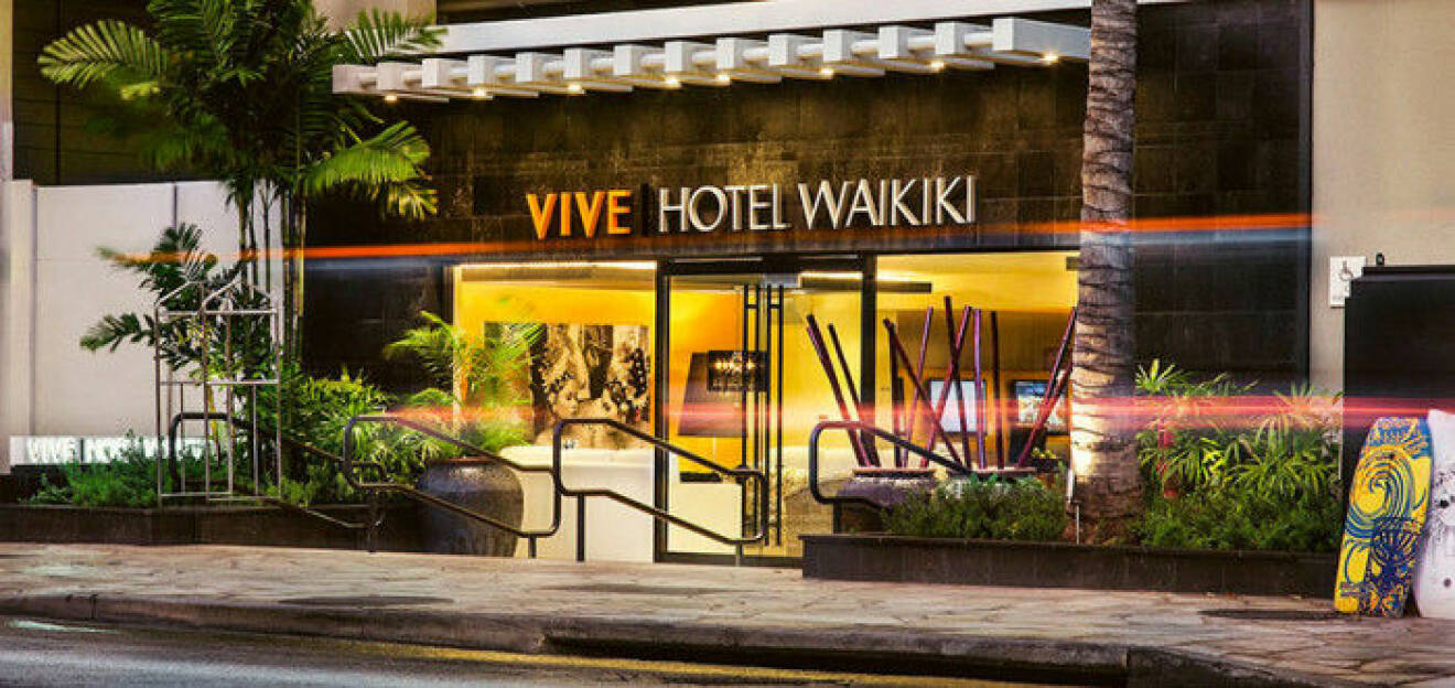 vive-hotel-waikiki-entrance
