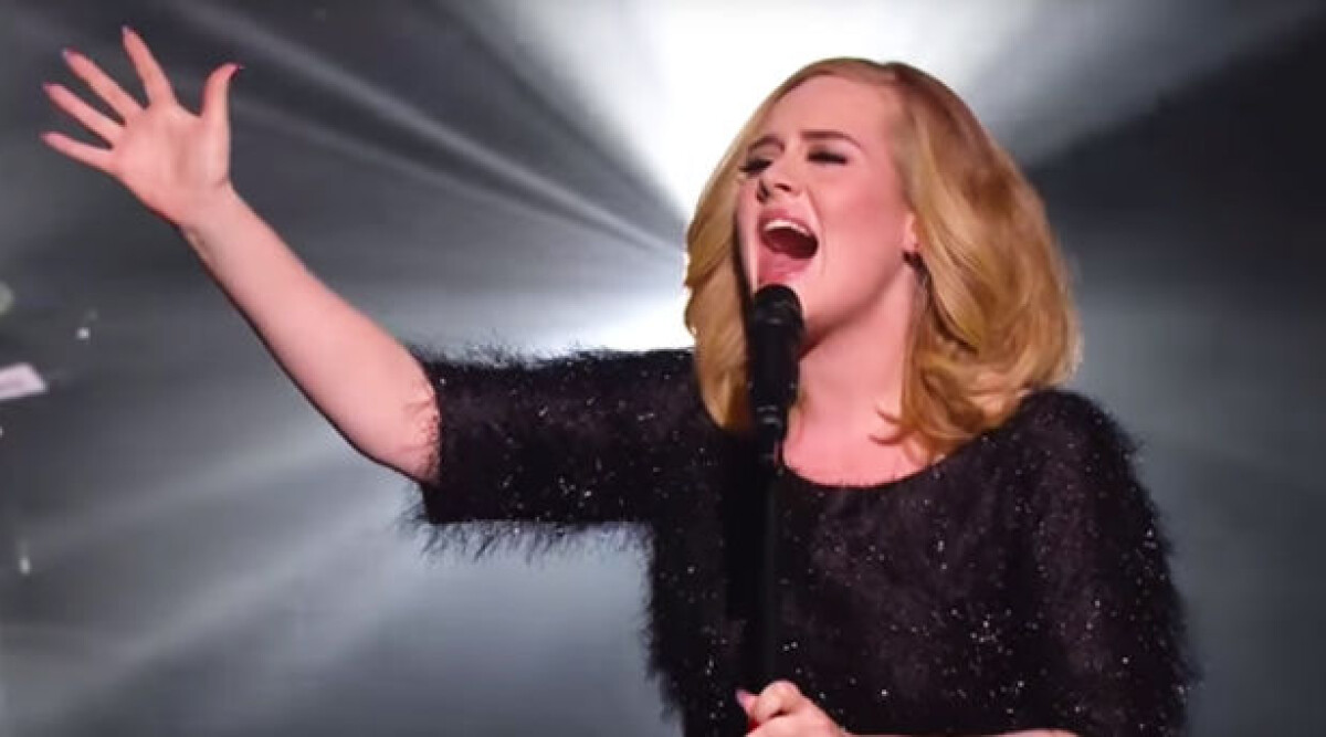 Se när Adele sjunger fel text på konsert – och hanterar det på allra ...