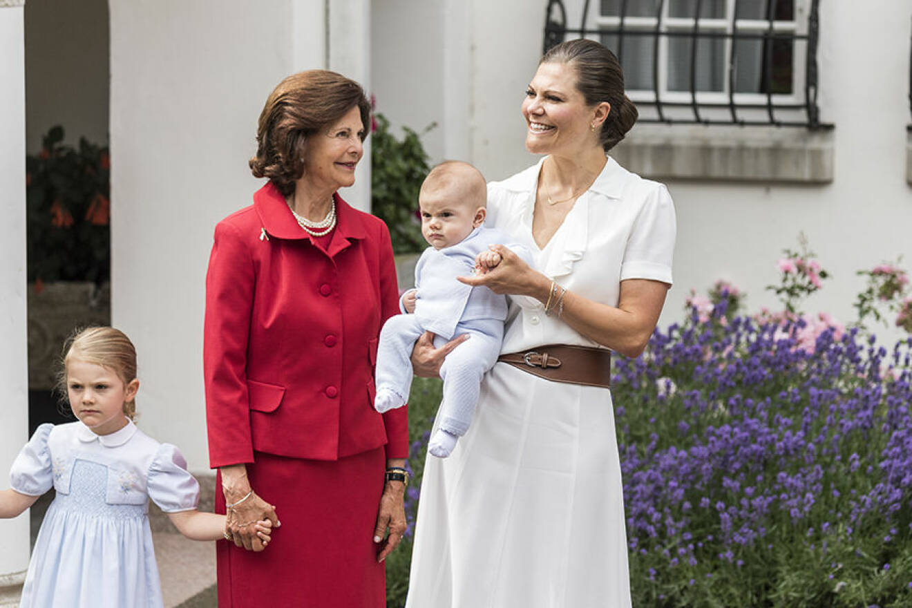 EJ ABO / XPBE <<<  Pictures of Crown Princess Victorias birthday at Solliden Palace on Oland. King Carl Gustaf, Queen Silvia, Prince Daniel and of course Crown Princess Victoria appeared and she got the people tributes on the court yard. Participants from the royal family was the King Calr Gustaf, Queen Silvia, Crown Princess Victoria and Prince Daniel. Princess Estelle and Princ Oscar was also in place.  Borgholm, Oland, Sweden 2016-07-14 (c) Pelle T Nilsson/Stella Pictures