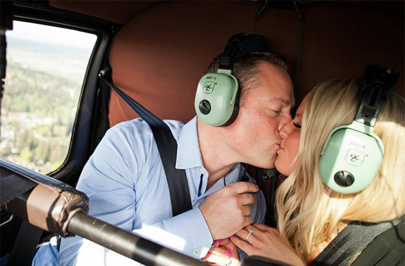 Par som förlovar sig i en helikopter.
