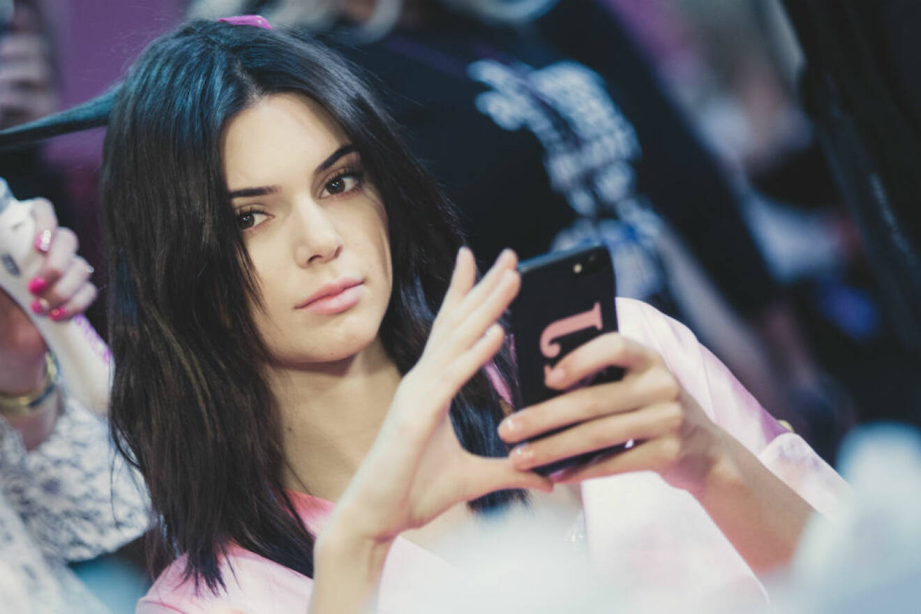 Kendall Jenner i sminkstolen under Victoria's Secret fashion Show i december. Håret? Långt!