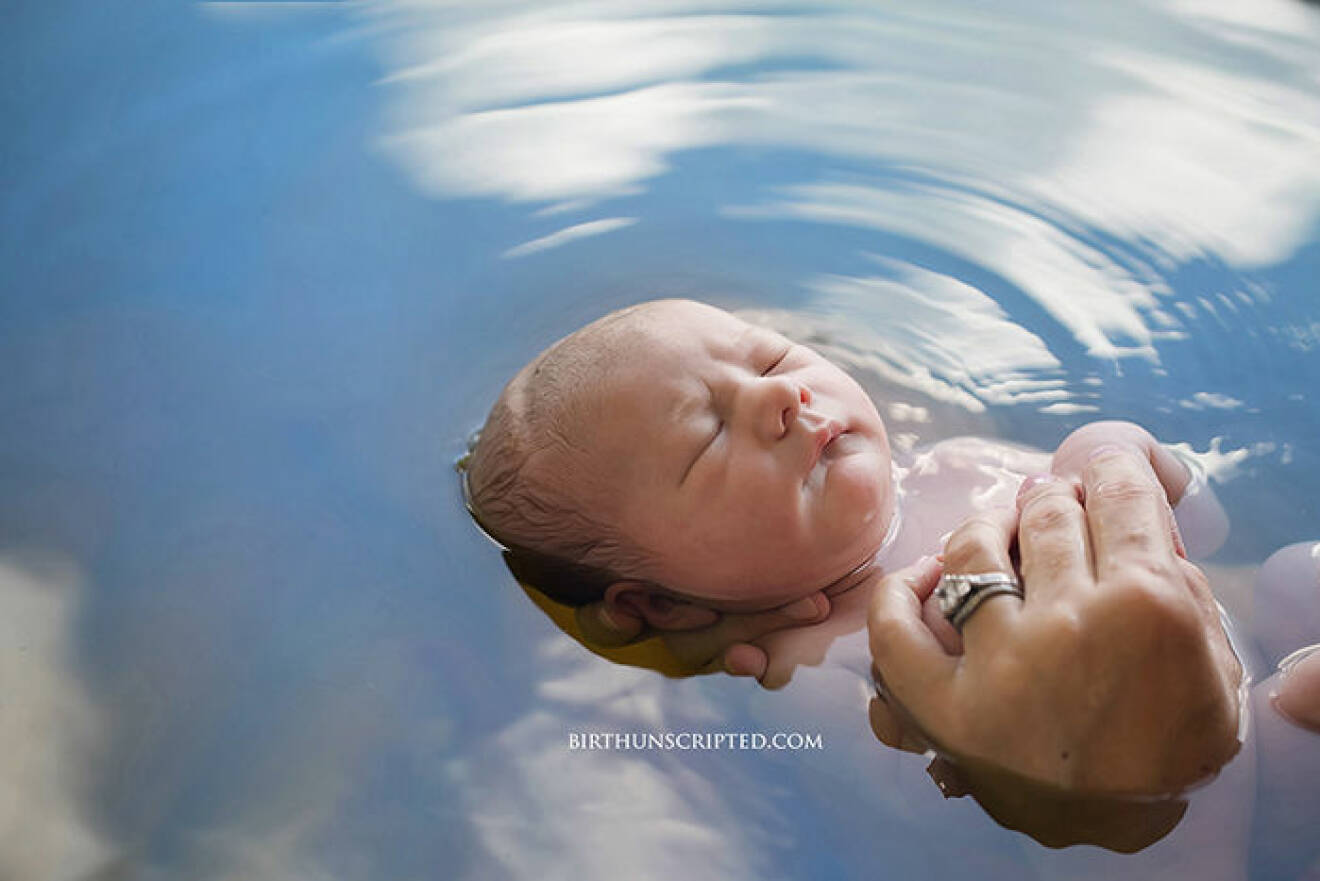 En av vinnarna av Årets Förlossningsbild 2017, korad av The International Association of Professional Birth Photographers