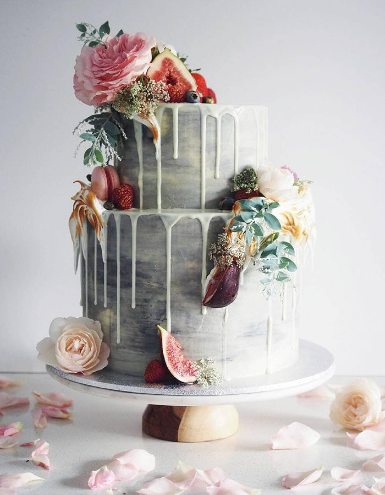  Grå bröllopstårta med rosor och fikon.