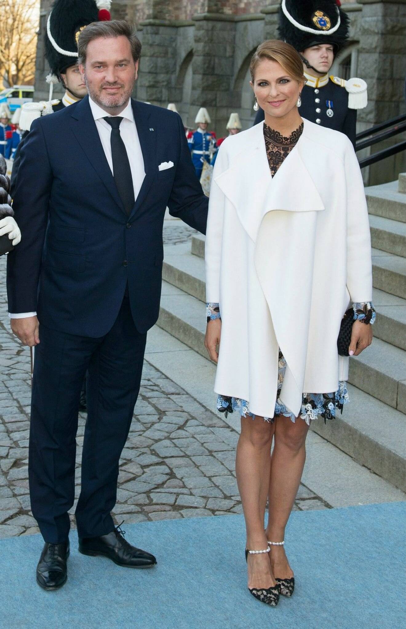 Prinsessan Madeleine i vit kappa och klänning från Erdem. Under kungens 70-årsfirande i Stockholm.