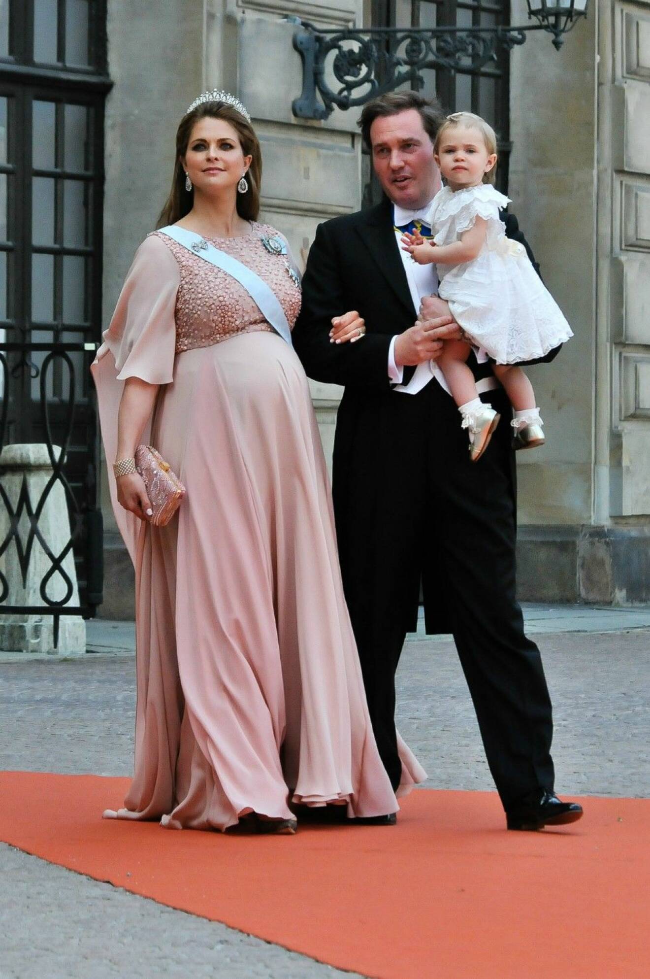 Prinsessan Madeleine på storebrors och Sofias bröllop klädd i Elie Saab.