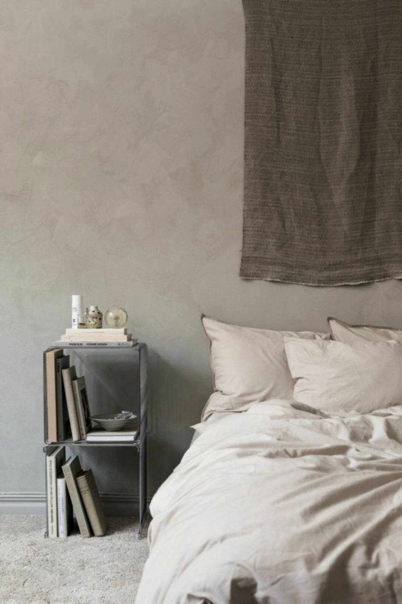 Harmoniskt sovrum med väggar målade i beige.