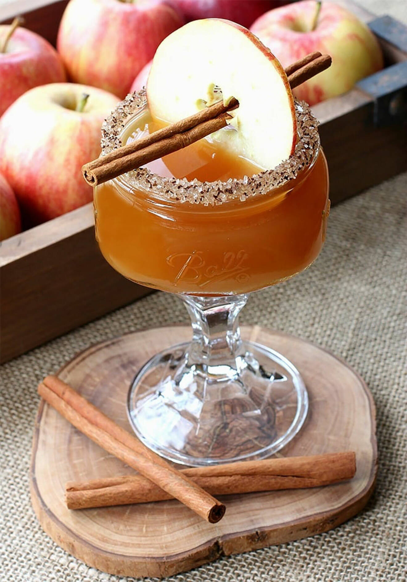 Cidertini - drink gjord på äppelcidervinäger, kanel och äpple.