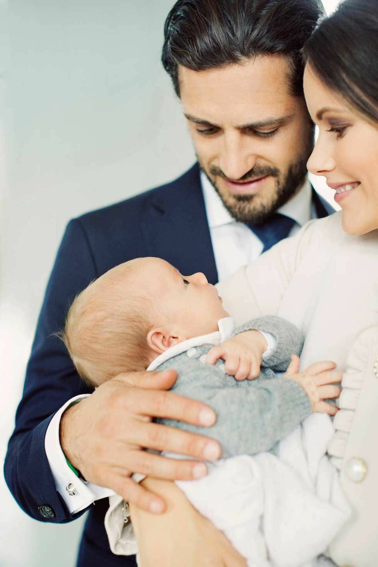 Prins Carl Philip och prinsessan Sofia med lilla prins Gabriel