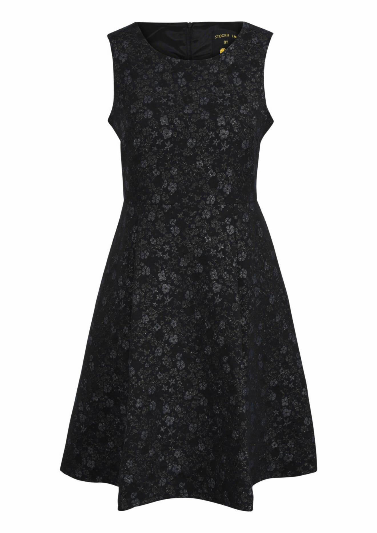 Svart blommönstrad klänning Prickig klänning från MQs designsamarbete med Maria Westerlind.