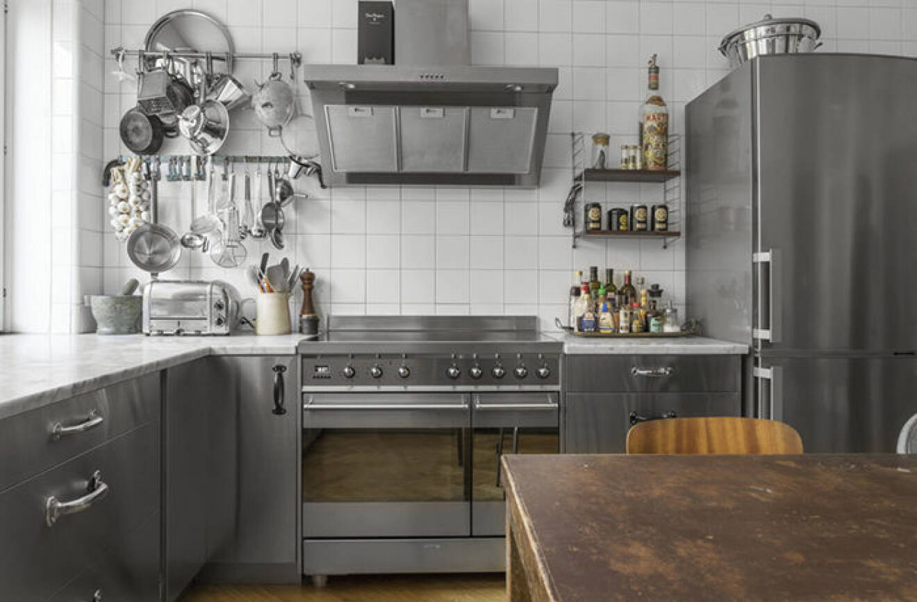 Kök med kastruller på väggen i rostfritt stål