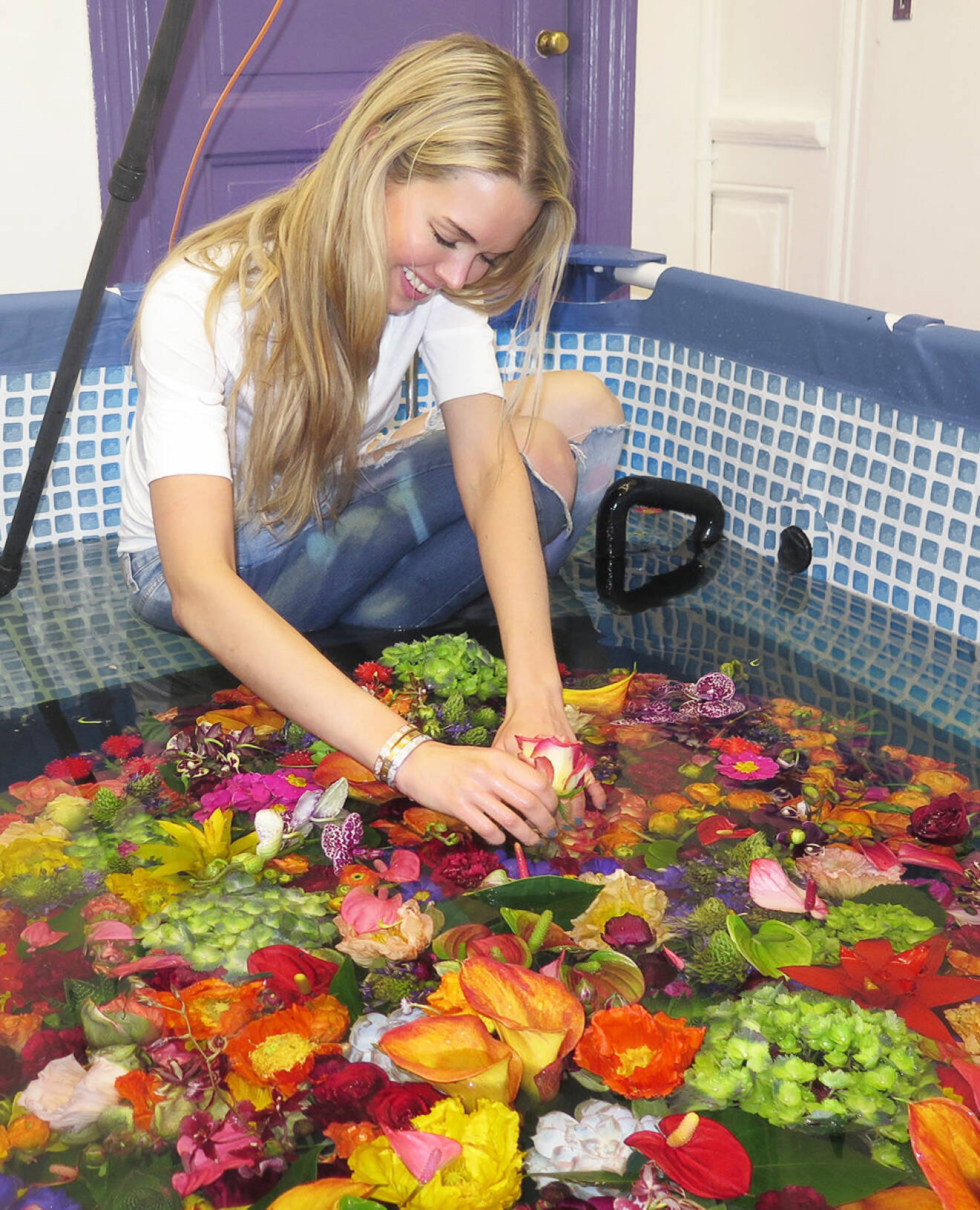 Clara Hallencreutz fixar med blomkonst i en pool