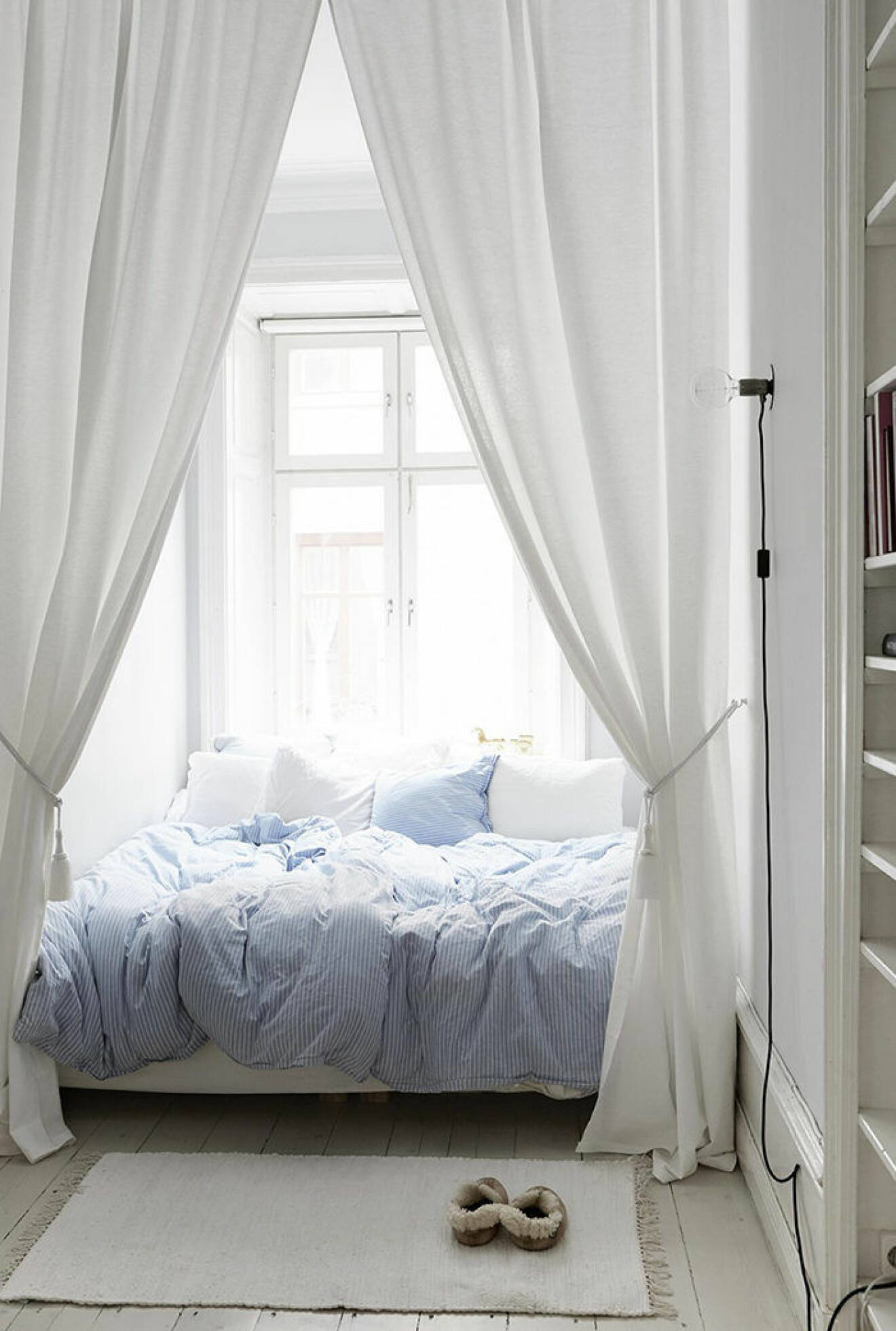 Stilren sänghimmel för sovalkov, gardinform.